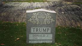 Lápida de Dónald Trump aparece en el Central Park de Nueva York