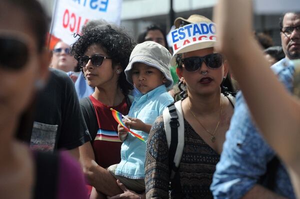 Zahilym Reyes junto a su hijo Saúl Serrano de 3 años participó en la manifestación por el Estado laico. Foto de: Diana Méndez