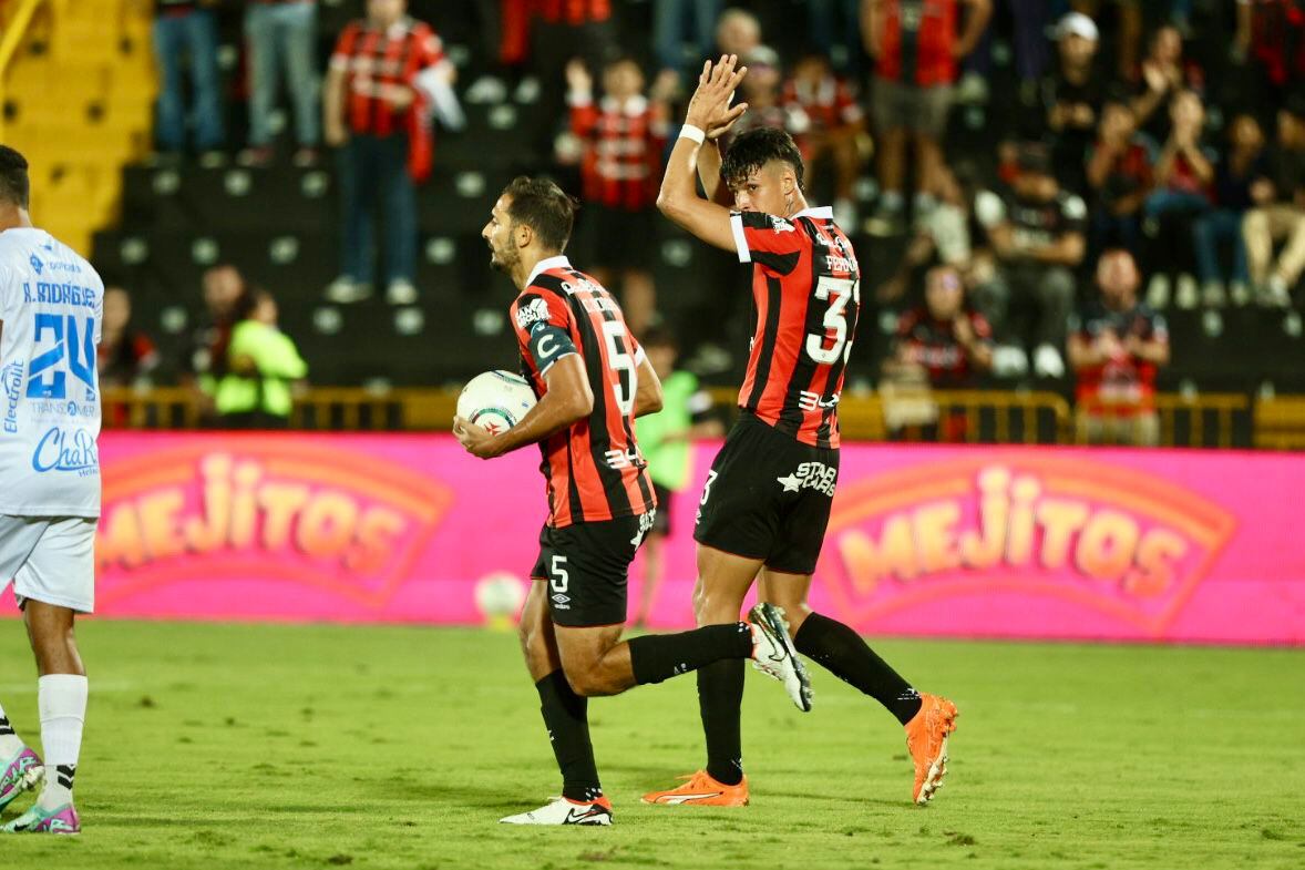 Fernando Lesme consiguió un gol valioso para él y para Liga Deportiva Alajuelense, en el juego contra Grecia.
