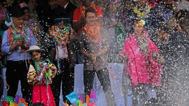 Actor Edward Norton disfrutó junto con Evo Morales de la apertura del carnaval en Bolivia