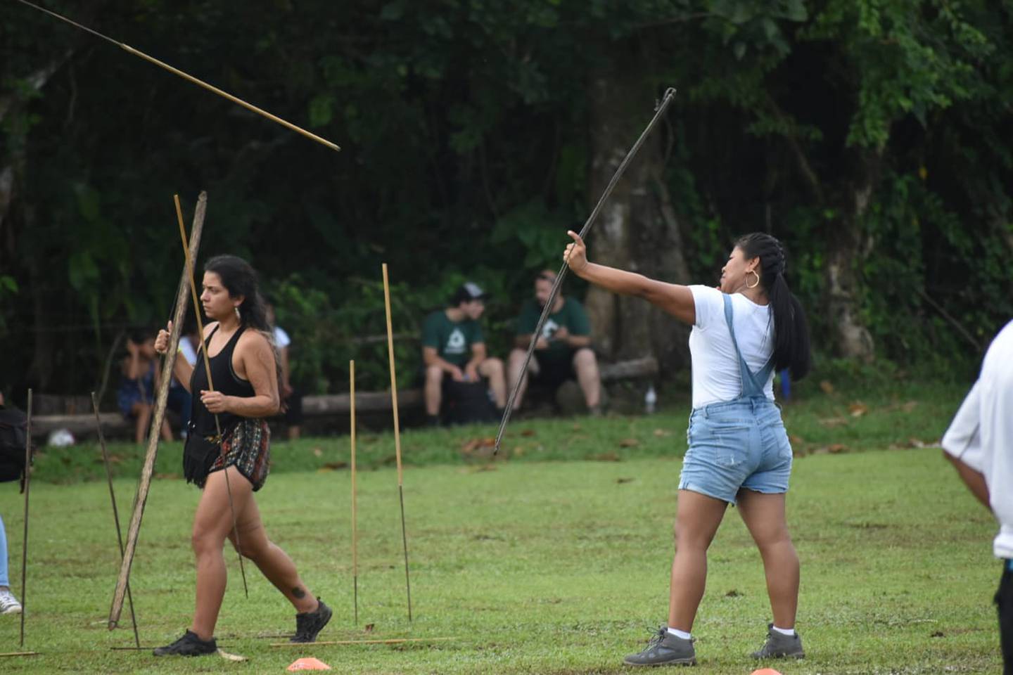 El lanzamiento de jabalina, una prueba de atletismo, es uno de los deportes por reforzar entre las poblaciones indígenas. Foto: Cortesía del Icoder.