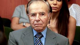 Expresidente argentino Carlos Menem busca a los 86 años nuevo mandato de senador