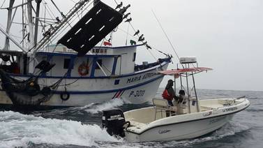 Autoridades detienen barco camaronero que pescaba en área protegida de Cabo Blanco