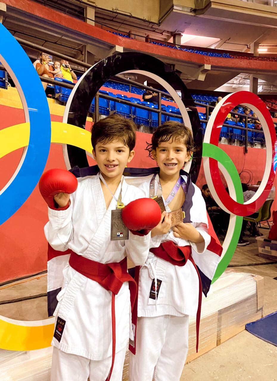 Los hermanos Daniel y Mateo Antonio Guillén pasan todas sus semanas entre el karate y el fútbol.