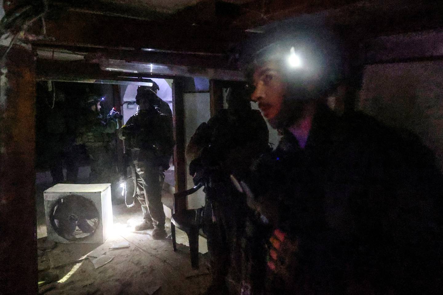 Soldados israelíes inspeccionando un túnel, que había sido excavado por Militantes de Hamas, según el ejército israelí, en la principal ciudad sureña de Gaza, Khan Yunis.