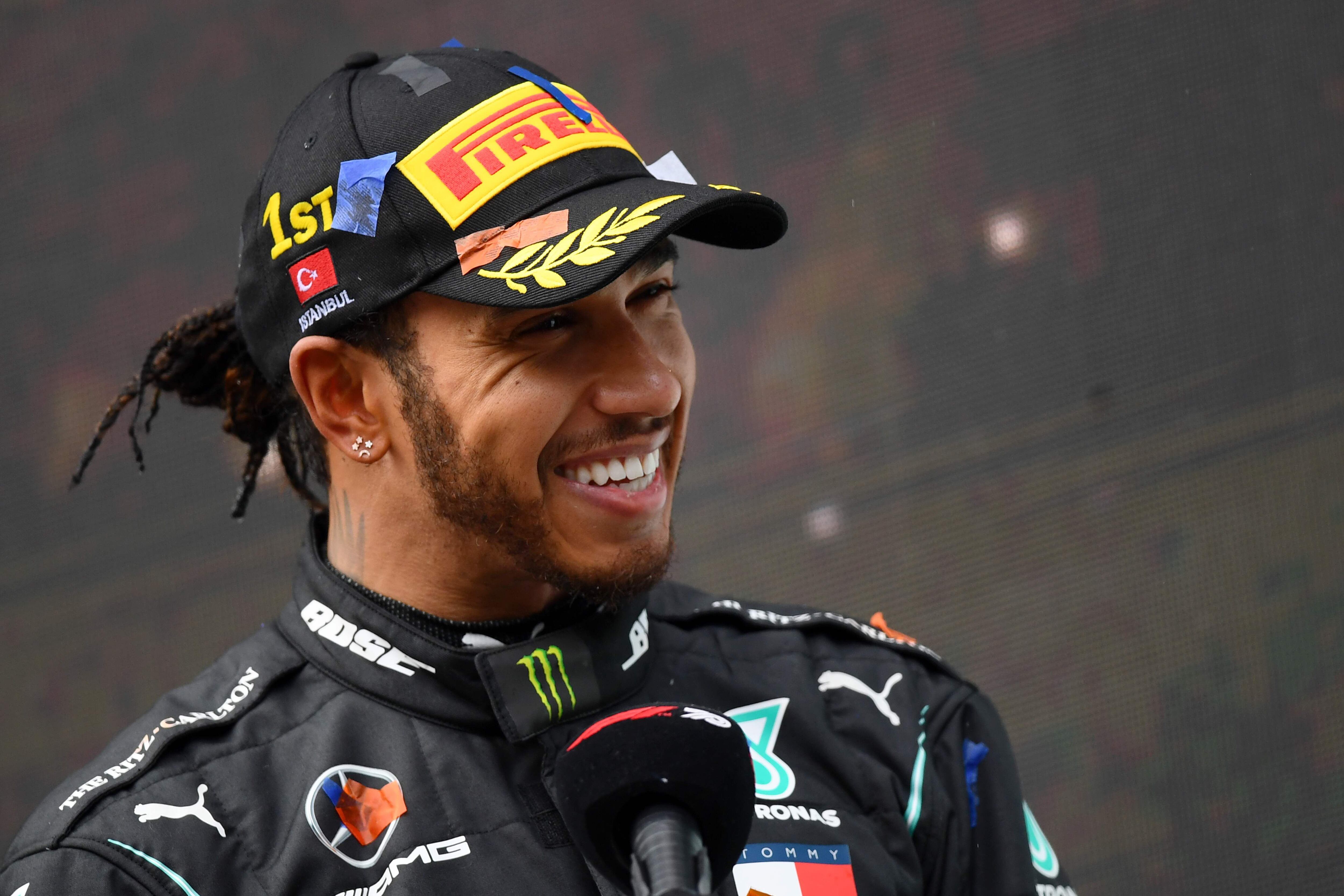 El piloto de carreras Lewis Hamilton compite en la categoría mejor atleta en la elección del hombre más sexi de 'People'.
