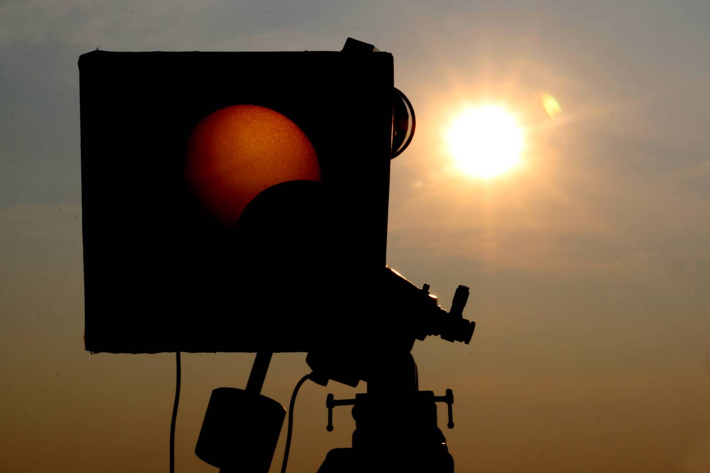 Durante un eclipse anular solar requiere algunos preparativos y cuidados para resguardar ojos y equipos fotográficos. Fotografía: (Shutterstock)
