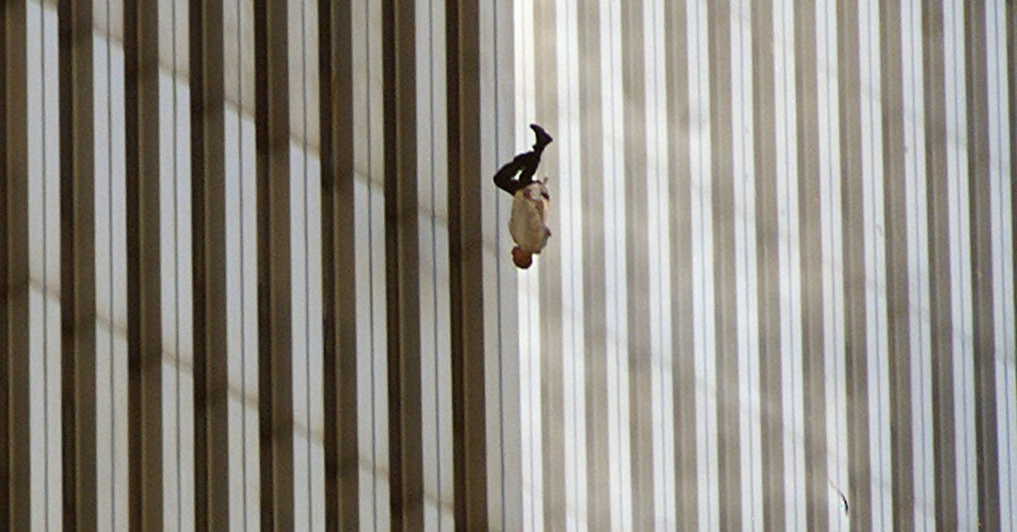 El Explicador | Jonathan Eric Briley | Quién era ‘The Falling Man’, el hombre de una foto paradigmática del 9/11 | AP Photo 2001 / Richard Drew