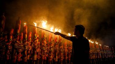 Asia celebra la llegada del año de la Cabra con fuegos artificiales