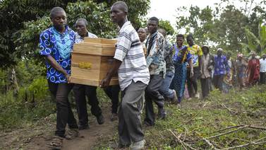 Familiares buscan noticias de sus seres queridos tras masacre en una escuela de Uganda
