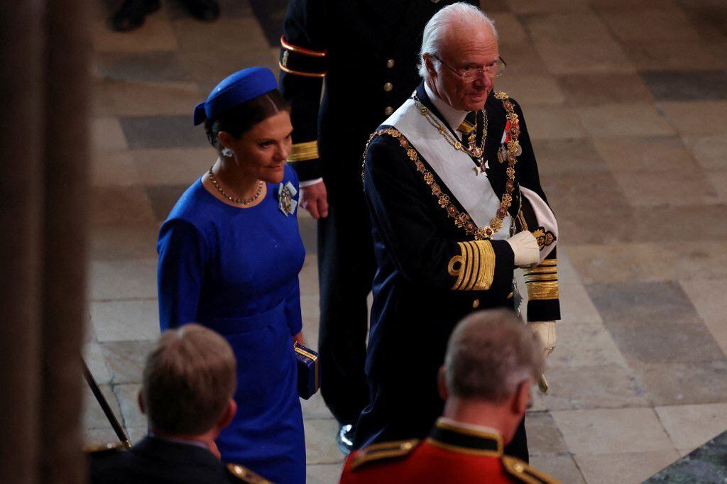 La princesa heredera Victoria de Suecia, también optó por un vestido color azul rey y un sombrero pillbox del mismo color. 