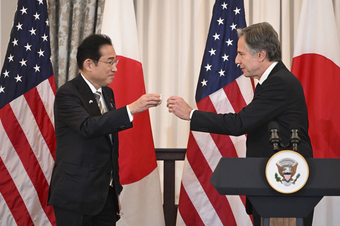 El secretario de Estado de Estados Unidos, Antony Blinken, brinda con el primer ministro japonés, Fumio Kishida, durante un almuerzo en su honor en la Sala Benjamin Franklin del Departamento de Estado en Washington.