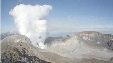 Volcán Turrialba reanuda actividad con expulsión de gases y vapor