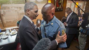  Fiscal general busca calmar tensión racial en Ferguson