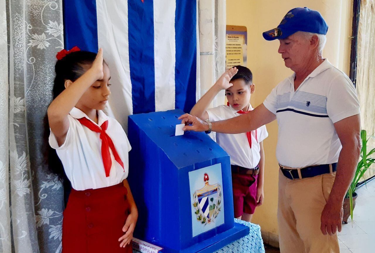 Electores acuden a las urnas para ejercer su voto. Foto tomada de Twitter de la cuenta oficial del Consejo Electoral Nacional de la República de Cuba.