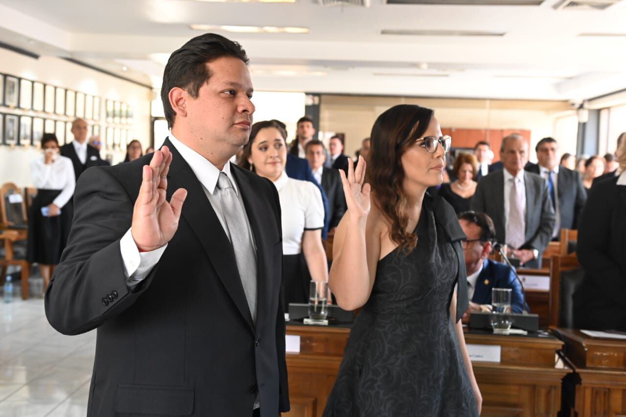Mariana Zúñiga (der.) y Juan Diego Gómez (izq.), fueron juramentados este miércoles como presidenta y vicepresidente del Concejo Municipal de San José. Foto: