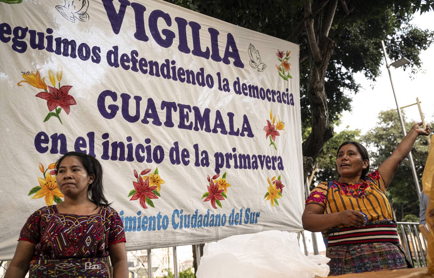 Miembros indígenas de organizaciones sociales participan en una vigilia para apoyar la democracia frente al Palacio Nacional de la Cultura.