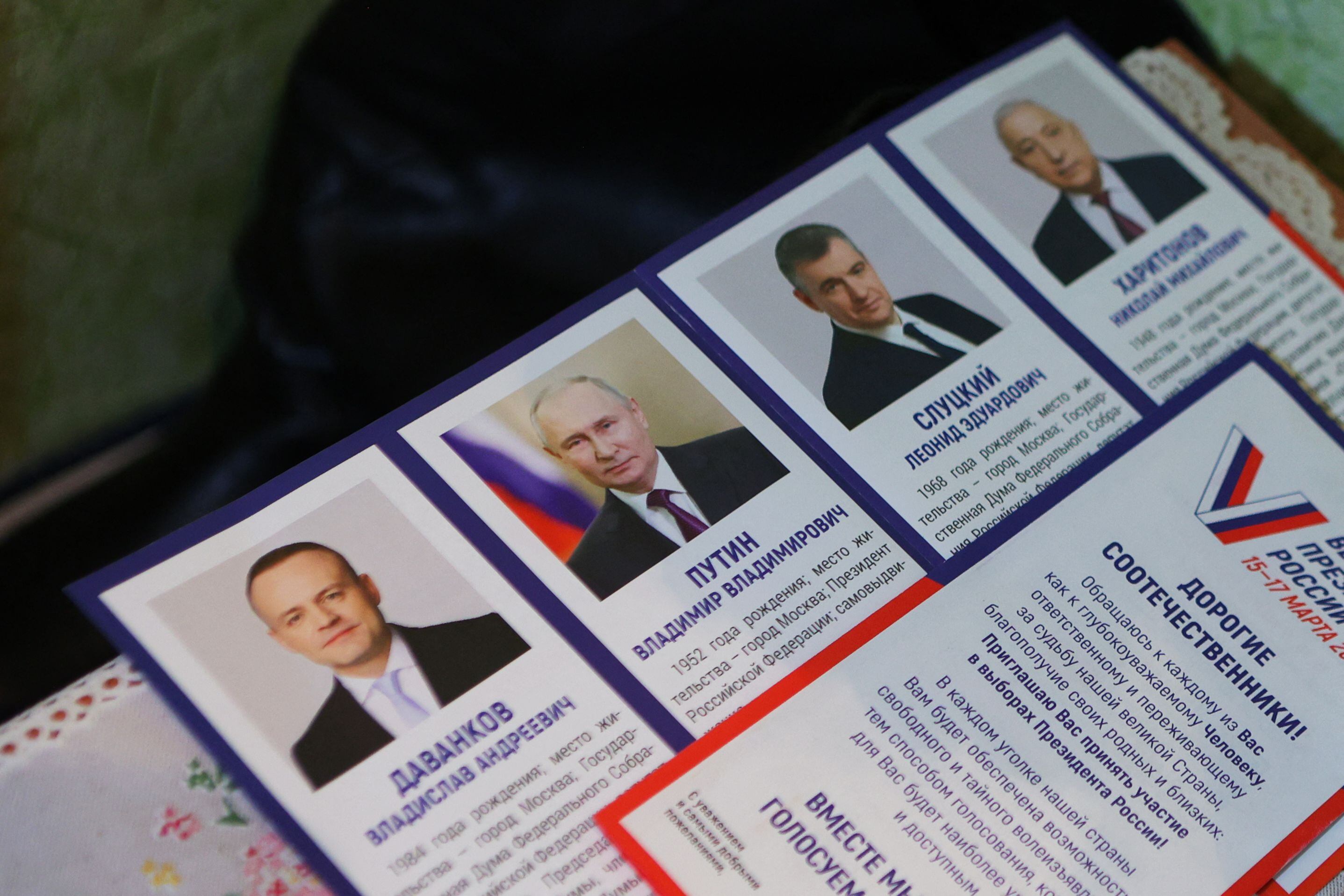A pesar de la ausencia de una verdadera oposición, tres candidatos fueron autorizados para participar: el nacionalista Leonid Slutski, el comunista Nikolái Jaritonov y el empresario Vladislav Davankov, todos respaldando la campaña militar en Ucrania.