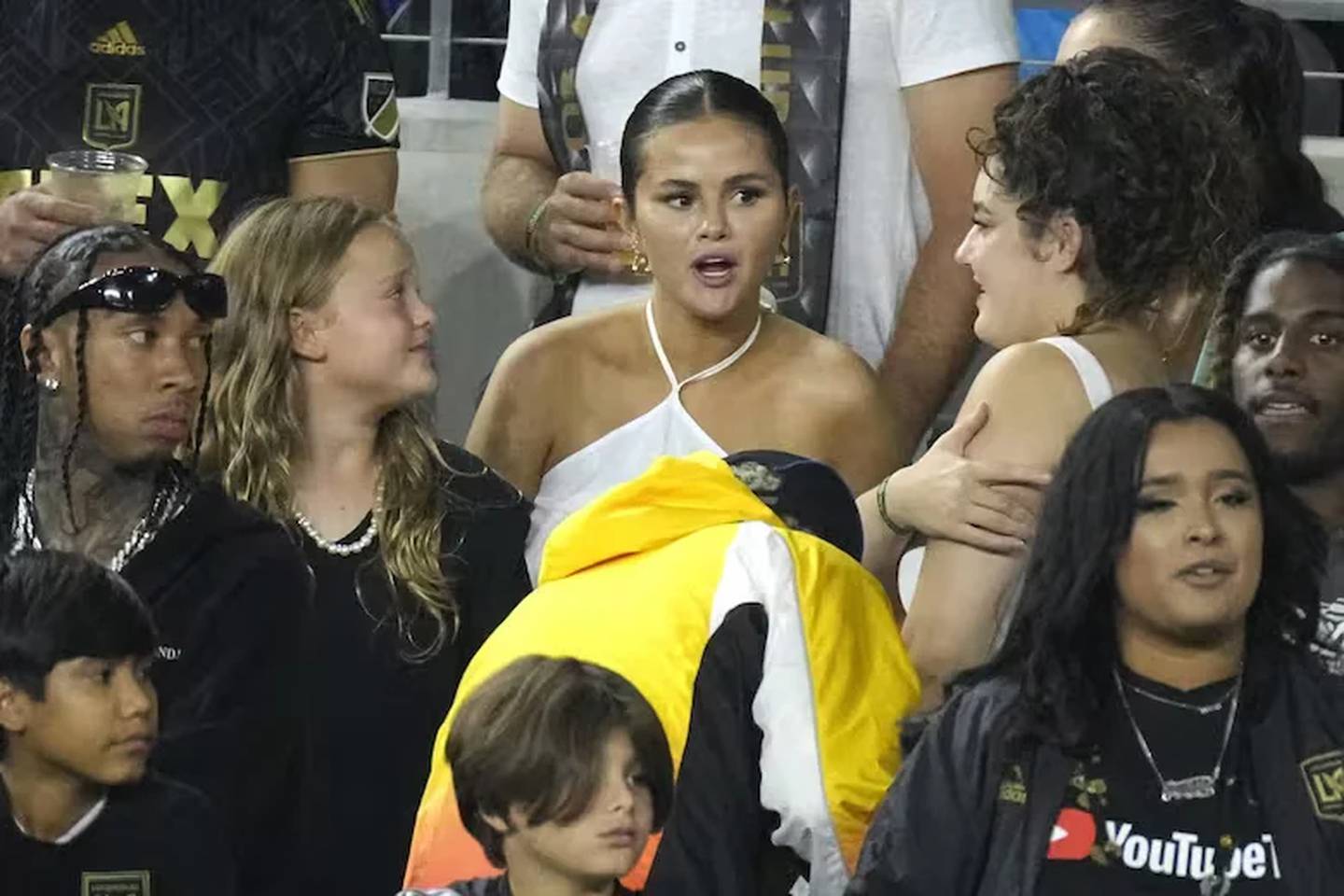 Selena Gomez se sorprendió por las asistencias "galácticas" de Leo Messi; una fila adelante, también disfrutó del match el rapero Tyga
Mark J. Terrill - AP
