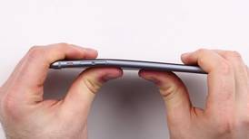 Usuarios del iPhone 6 Plus dicen que teléfono se dobla y la emprenden contra el iOS 8