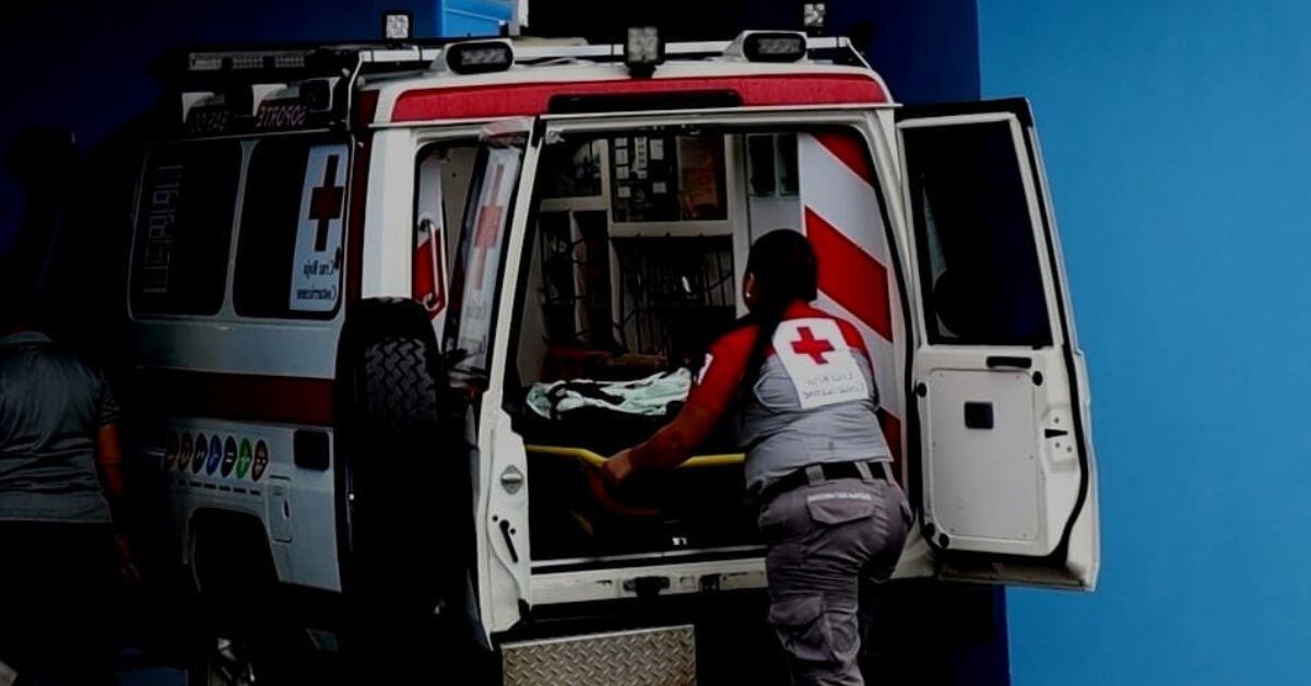 El personal de la Clínica del cantón de Guácimo trasladó en condición delicada al menor hacia el Hospital de Guápiles. (Foto: cortesía de Reiner Montero, corresponsal GN).
