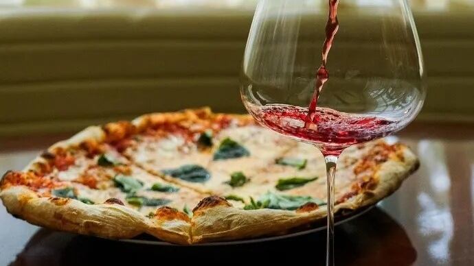 La iniciativa de vender solo 15 pizzas a la semana por parte de este restaurante italiano es reciente, pero se convirtió en todo un éxito tanto para los lugareños de Nueva York, Estados Unidos, como para los turistas. Fotografía tomada de Instagram: Cucina Alba.