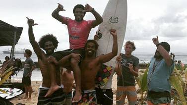 Olas grandes y premios en efectivo atraen a surfistas