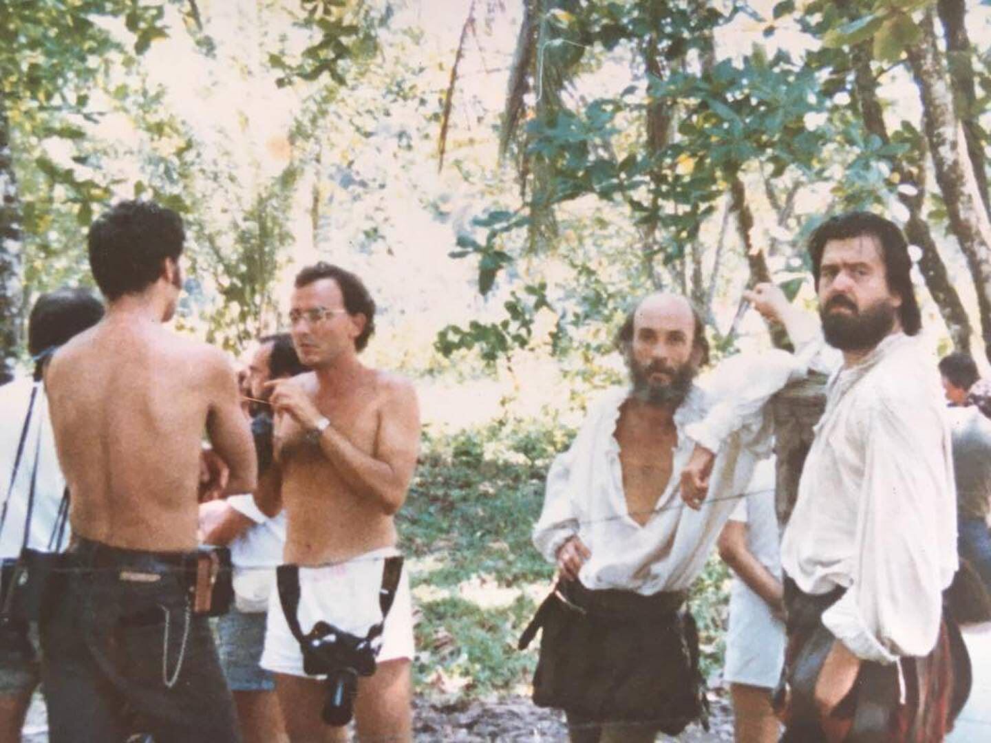 Los actores ticos Álvaro Marenco y Mariano González en el rodaje de 'El Dorado'.  En la foto, tomada en 1987, los intérpretes lucen de blanco, encarnando a bandoleros españoles seducidos por la fiebre del oro.