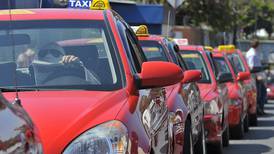 Frente Amplio pide enterrar plan para dar placas de taxi