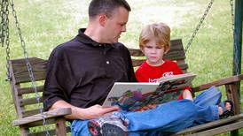 Leer en voz alta y jugar con niños aumenta sus destrezas sociales