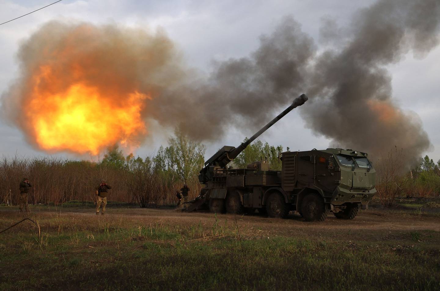 Artilleros de la 43.ª Brigada Mecanizada Separada de las Fuerzas Armadas de Ucrania disparan contra una posición rusa con un obús autopropulsado 2C22 "Bohdana", en la región de Kharkiv, el 21 de abril de 2024, en medio de la invasión rusa en Ucrania. (Foto de Anatolii STEPANOV / AFP)