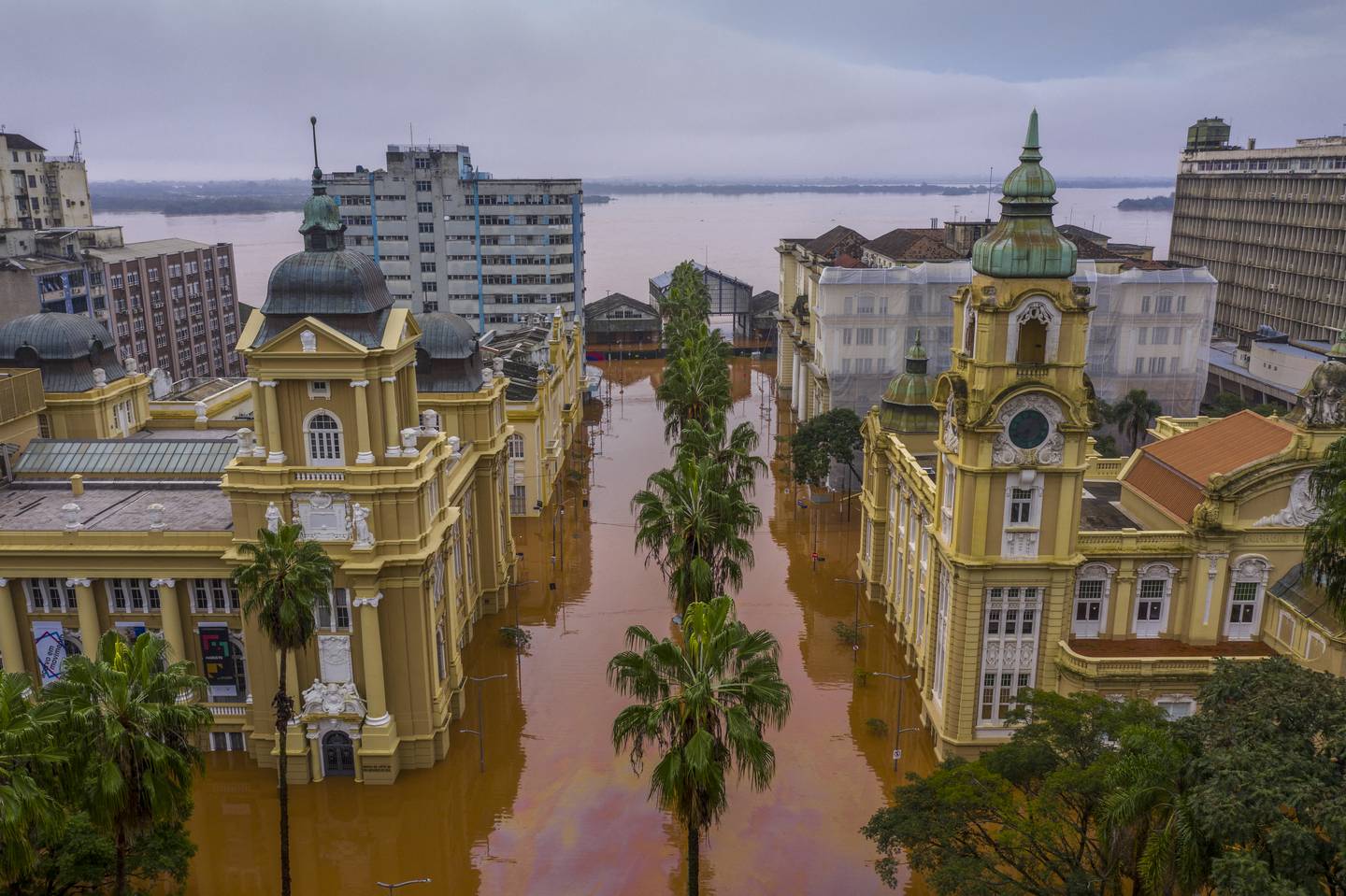 Esta fotografía publicada por la Secretaría de Cultura del Estado de Rio Grande do Sul (SEDAC) muestra una vista aérea del Museo de Arte de Rio Grande do Sul (MARGS) inundado en el centro de la ciudad de Porto Alegre, estado de Rio Grande do Sul, Brasil.