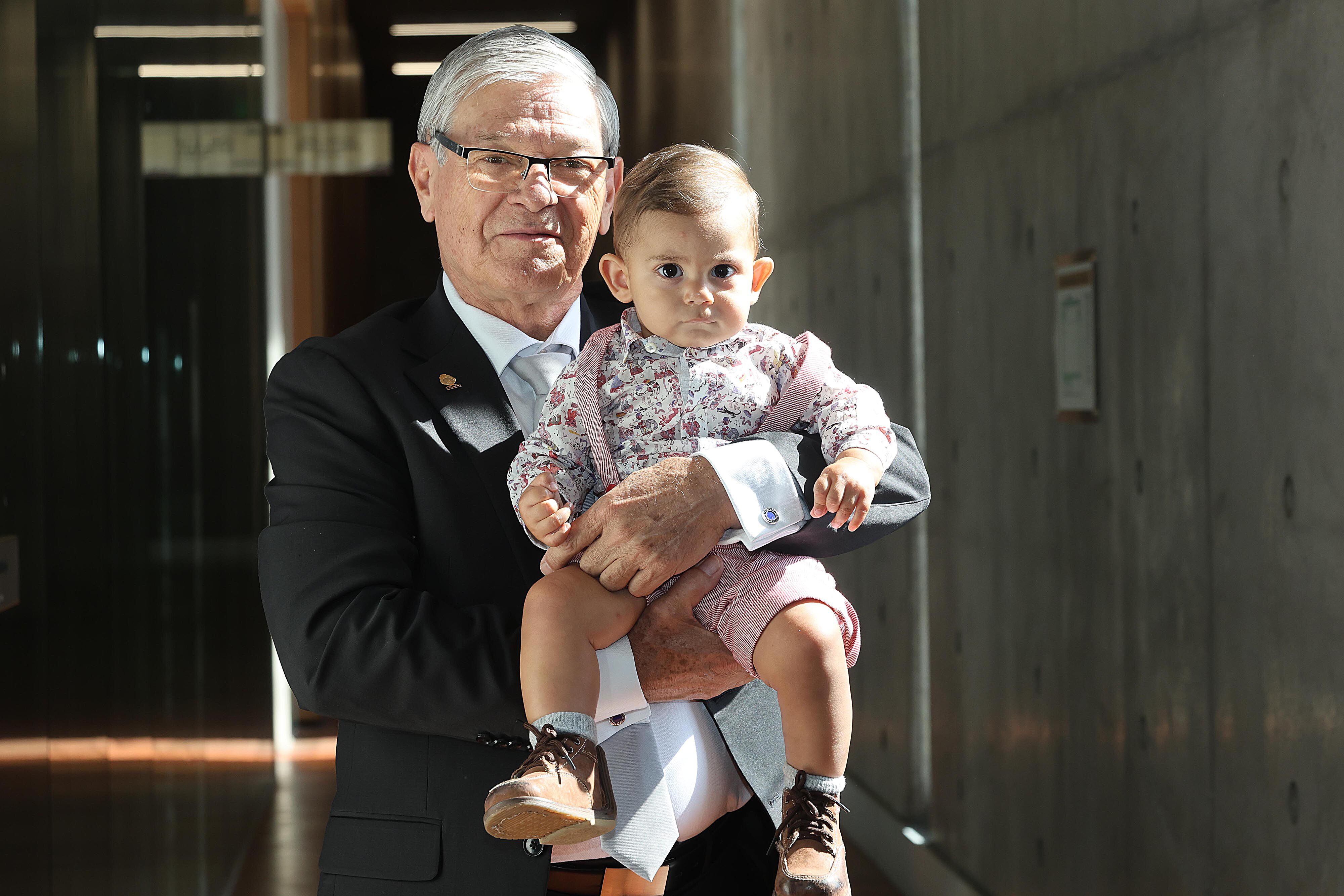 El legislador oficialista Waldo Agüero sonríe junto a su nieto, 