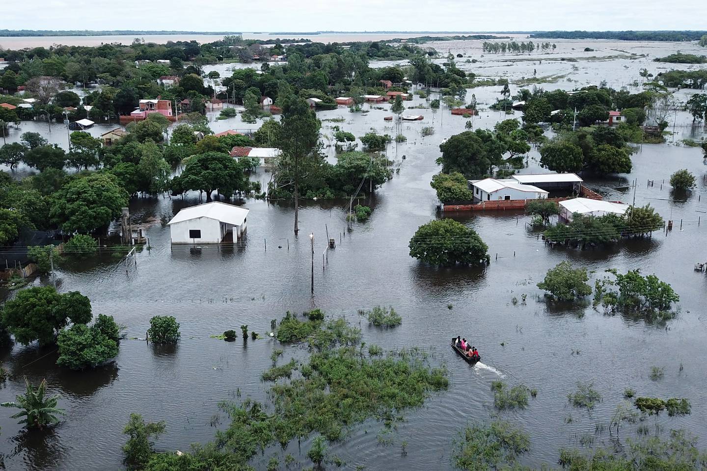 Las fuertes lluvias, inundaciones y enormes crecidas de los ríos en Argentina, Uruguay, Paraguay y Brasil causaron varias muertes, personas desaparecidas y miles de evacuados.