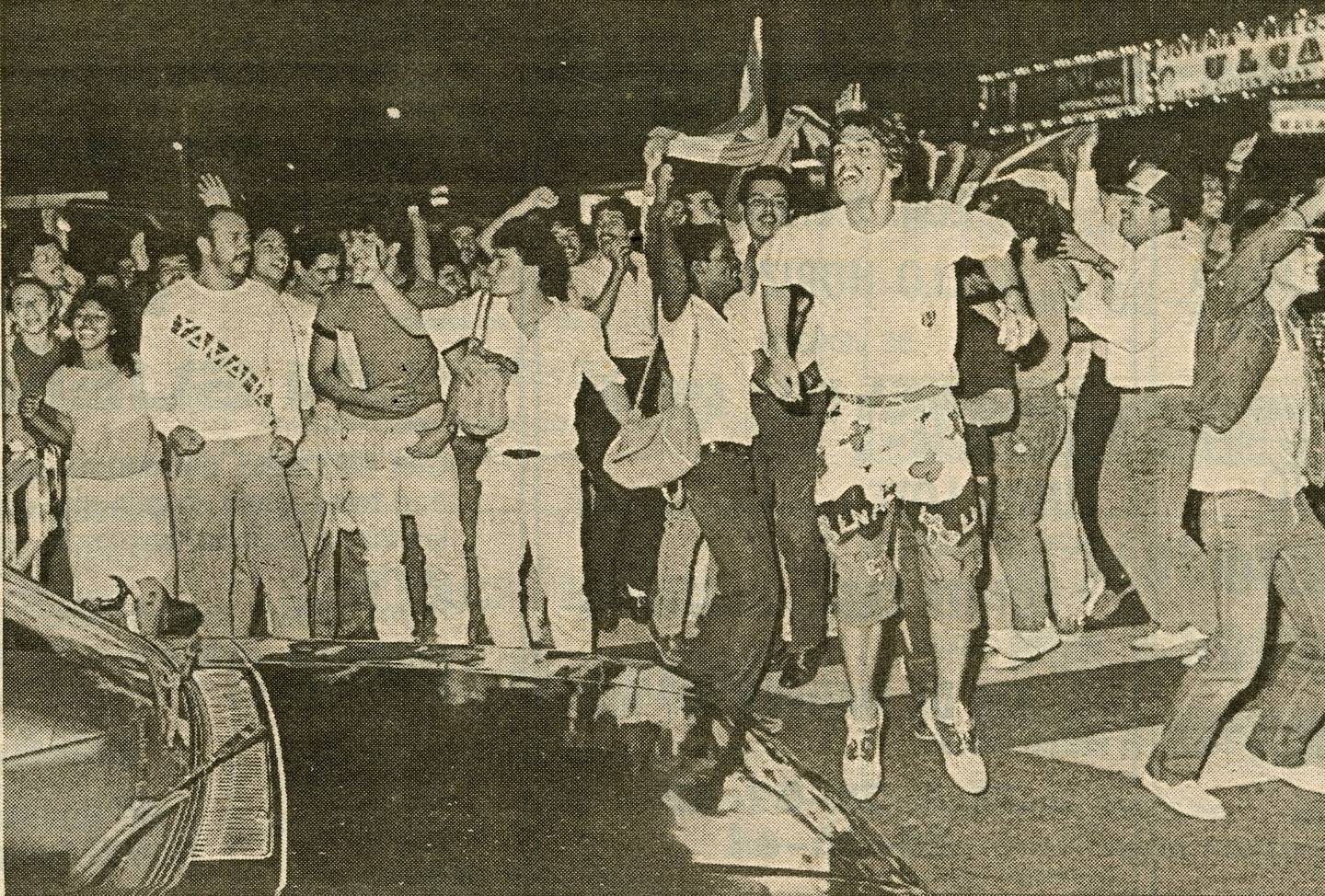 La Nación captó el momento en el que cientos de aficionados ticos se tiraron a la calle en abril de 1988 para celebrar que la Selección de Costa Rica se clasificó al Mundial Sub-20 de Arabia Saudita.