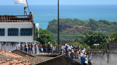 Grupo de presos de la cárcel de Natal, Brasil, ocupa el techo