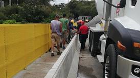Conavi llega con Fuerza Pública a construir aceras en puente de represa de Cachí