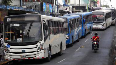 Transporte público varado entre buses viejos y deficiente servicio