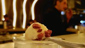 Maracuyá liofilizada engalana arroz con leche espumante: el invento de un chef catalán en San José