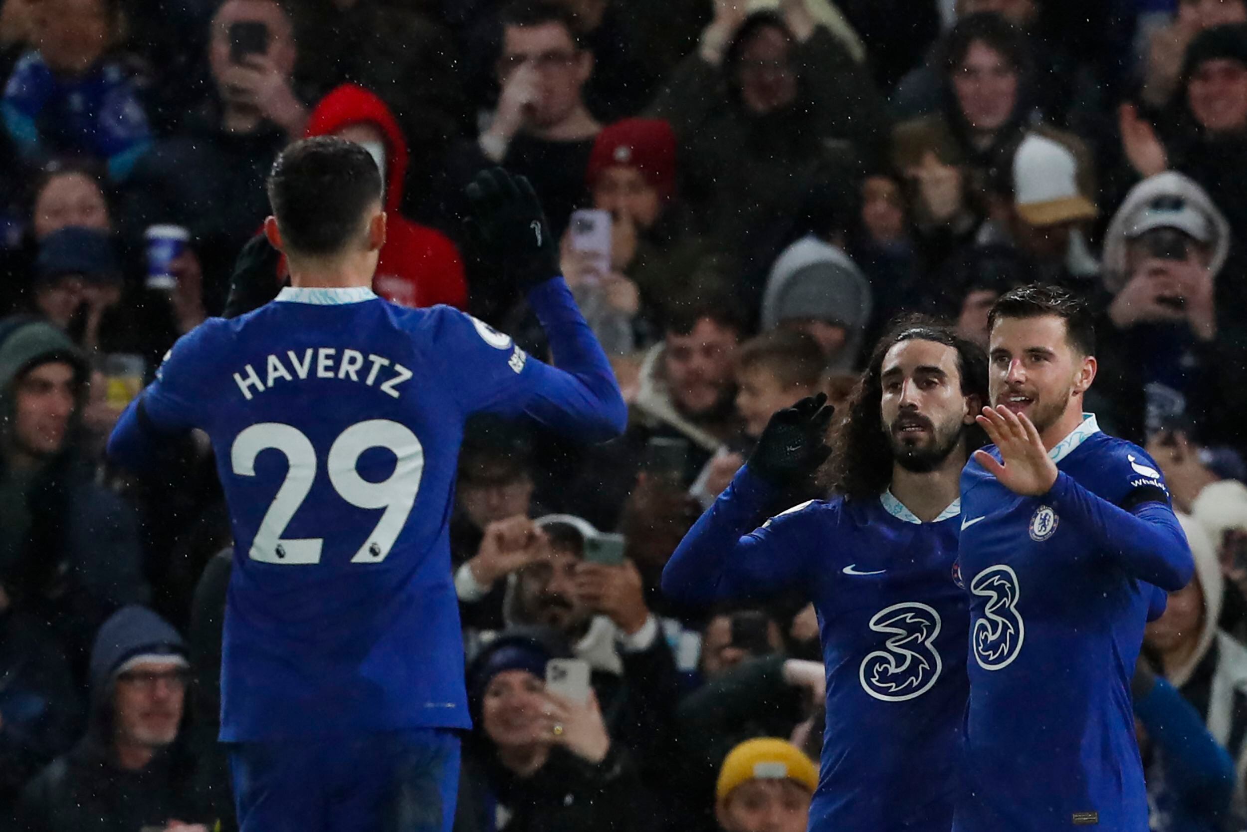  Mason Mount (derecha) celebra con sus compañeros luego de anotar el segundo gol del Chelsea que derrotó 2 por 0 al  Bournemouth.