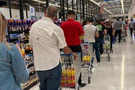 Descuento de cervezas en cadena Walmart causa avalancha de clientes en varias tiendas