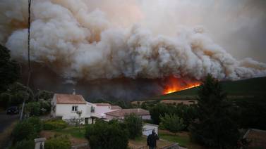 700 evacuados en isla Córcega a causa de dos incendios forestales