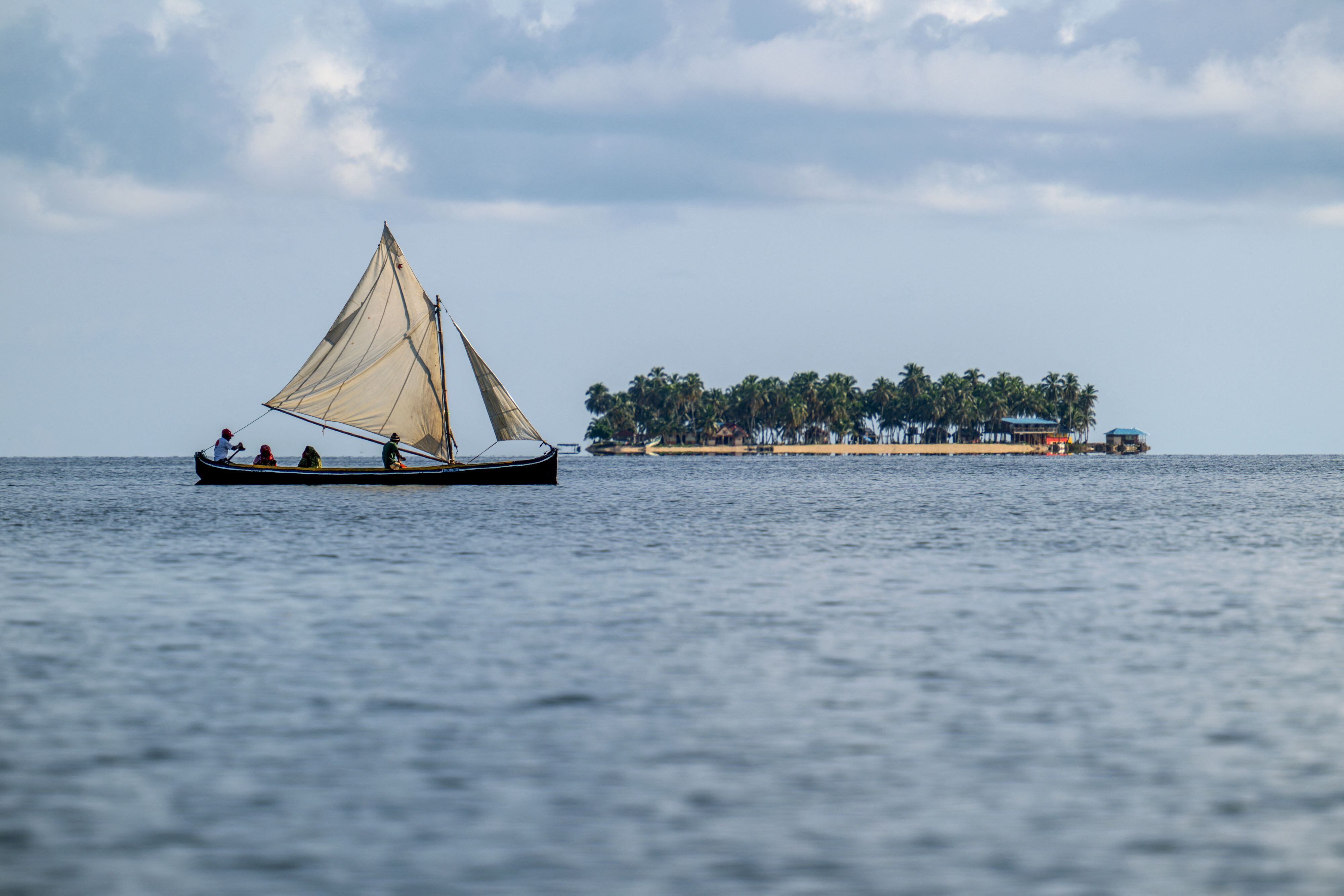 Un indígena navega con su familia cerca de la isla Cartí Sugdupu.