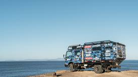 Vea en acción un camión modificado para limpiar plásticos de playas