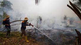 Ardua lucha de bomberos por extinguir incendios en Indonesia