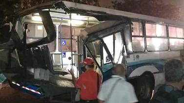 Bus con 48 pasajeros choca contra tren a un costado de la estación al Pacífico