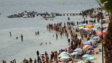 Miles de personas ‘abrazan’ el Mar Menor, la laguna de España que agoniza