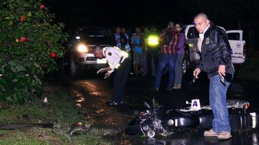 Conductor sin casco muere al derrapar moto