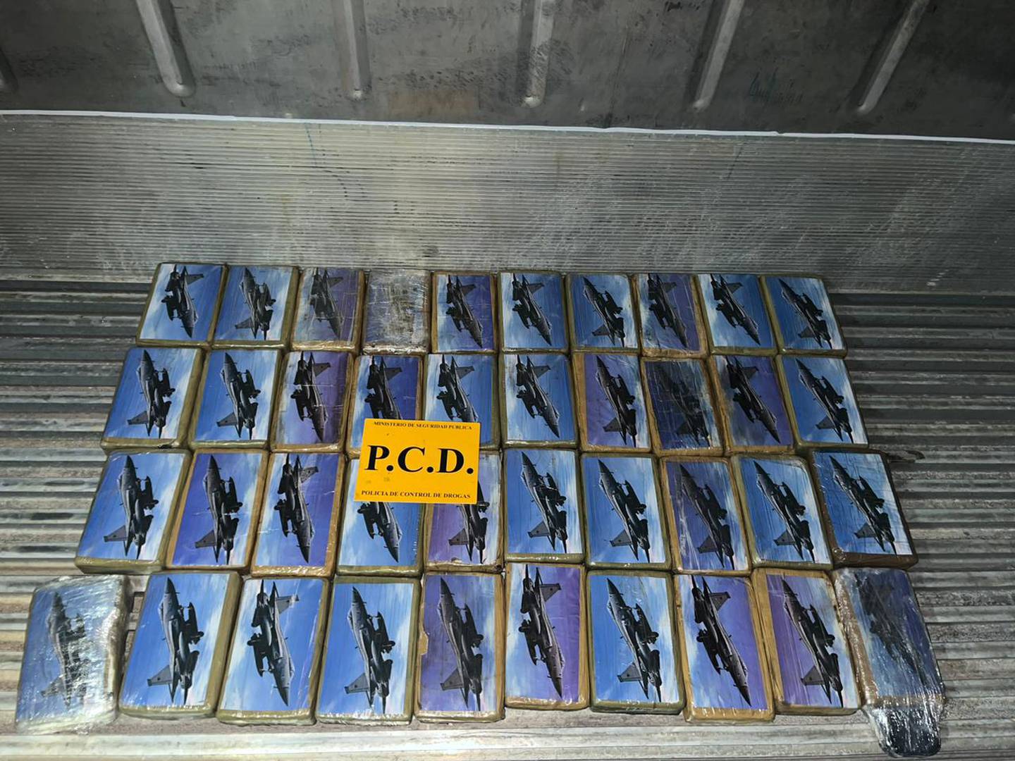 Policía decomisa 40 paquetes de cocaína escondidos en contenedor de frutas en la Terminal de Contenedores de Moín (TCM) en Limón. Foto: (MSP).