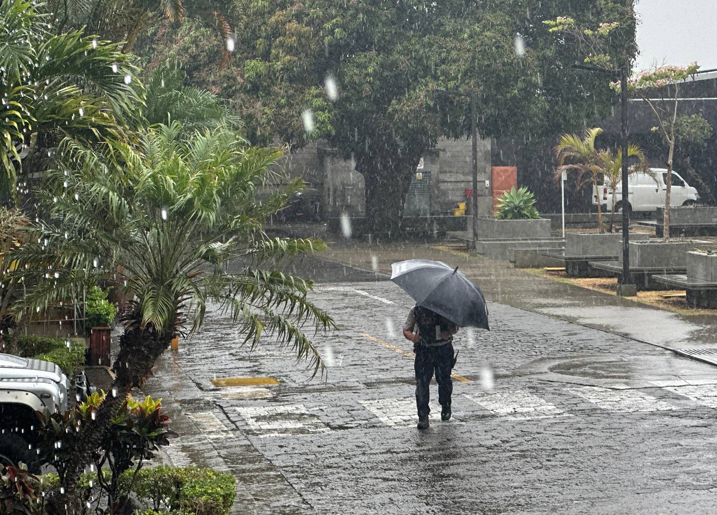 En Tibás hubo aguaceros entre moderados y fuertes este miércoles como antesala de la cercana fase lluviosa. Foto: Rafael Pacheco.